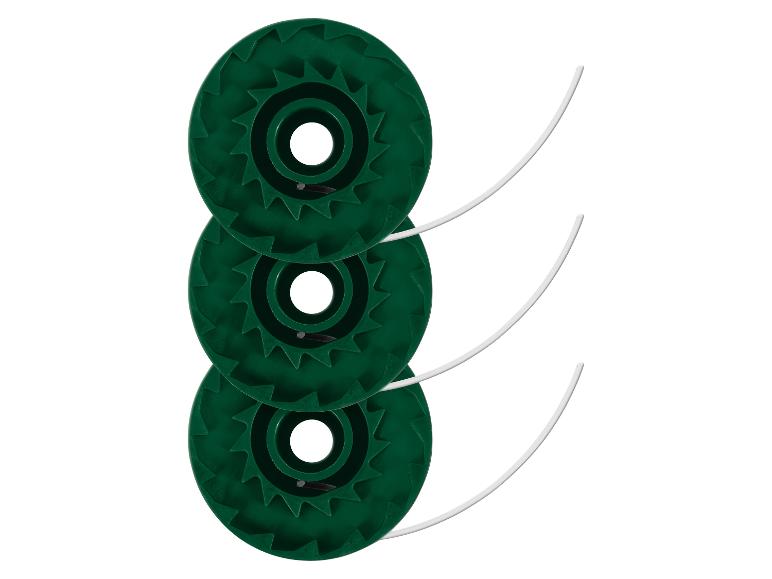 Drei grüne Trimmerfadenspulen auf weißem Hintergrund.