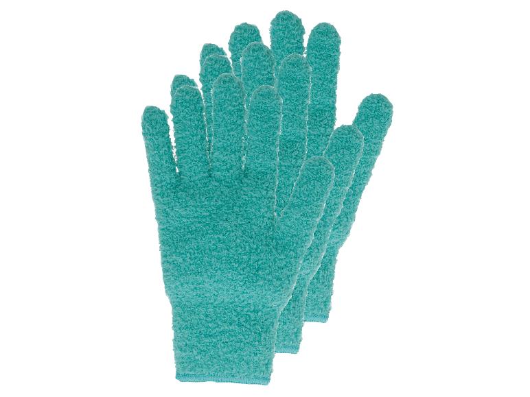 Drei türkisfarbene Peeling-Badehandschuhe, gestapelt und leicht aufgefächert.