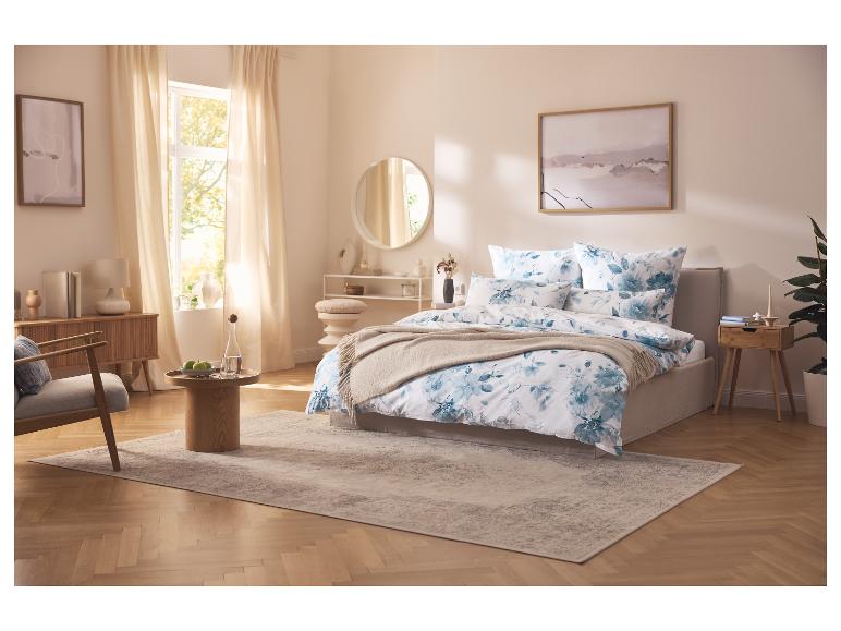 LIVARNO home Jersey-Spannbettlaken auf einem Bett in einem gemütlichen Schlafzimmer