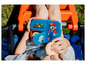 Ein Kind isst einen Snack aus einer Super Mario Lunchbox.