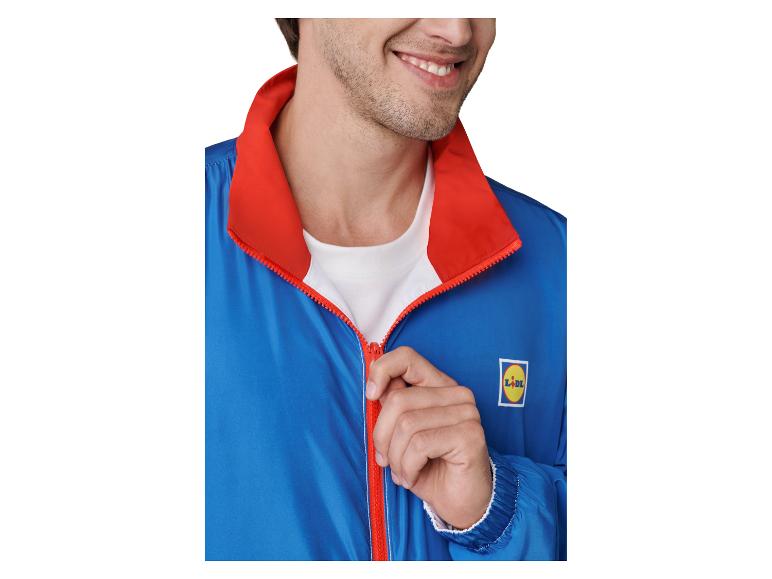 Lächelnder Mann in blauer Sportjacke mit rotem Reißverschluss und rotem Kragen
