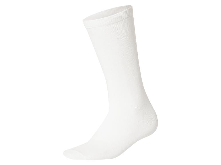 Weiße Socke auf weißem Hintergrund