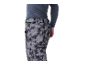 Mann in grauer gemusterter Skihose und dunkelblauem Thermoshirt.