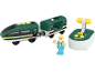 Grüner Spielzeugzug mit Waggons, Figur und Fernbedienung.
