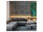 Graues Ecksofa mit Couchtisch in einem modernen Wohnzimmer mit Holz- und Betonwänden.