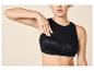 Frau in schwarzem Ripp-Tanktop und schwarzem Sport-BH