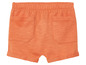 Orangefarbene Shorts mit zwei Taschen.