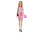 Barbie-Puppe mit blonden Haaren, rosa-weißem Kleid, schwarzer Tasche und rosa Geschenkbox.