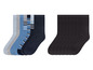 Ein Set Socken mit blauen und grauen Streifen sowie einfarbige schwarze Socken.