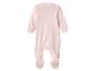 Rückansicht eines hellrosa Baby-Stramplers mit Füßen.