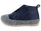Blaue Wollpantoffeln mit grauer Sohle.