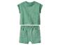 Grünes Kinder-Set mit Kurzarm-Oberteil und Shorts, mit Sonnenmuster.