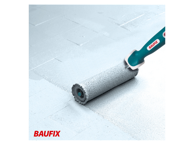 Baufix Farbe wird mit einer Rolle auf den Boden aufgetragen.