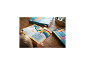 Kind liest Buch über Regenbogen, daneben FRANZIS Adventskalender.