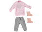 Ein rosa Sweatshirt mit Herz, graue Hose und rosa Gummistiefel für eine Puppe.