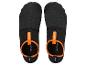 Ein Paar schwarze Wasserschuhe mit orangefarbenen Details, von oben gesehen.
