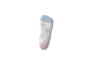 Weißer Socken mit Pastell-Regenbögen, rosa Spitze und hellblauem Bündchen.