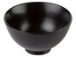 Eine schwarze Schüssel für Suppe oder Salat.