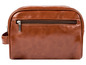 Eine braune Leder-Toilette Tasche mit Reißverschluss.