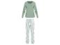 Ein grünes Langarmshirt mit Tasche und gestreifte Pyjamahose.
