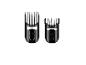Zwei schwarze Haarschneidekämme in verschiedenen Größen auf weißem Hintergrund.