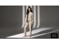 Eine Frau in einem beigen dreiteiligen Loungewear-Set in einem Studio mit Schatteneffekten.