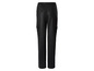 Schwarze Cargohose mit Taschen.