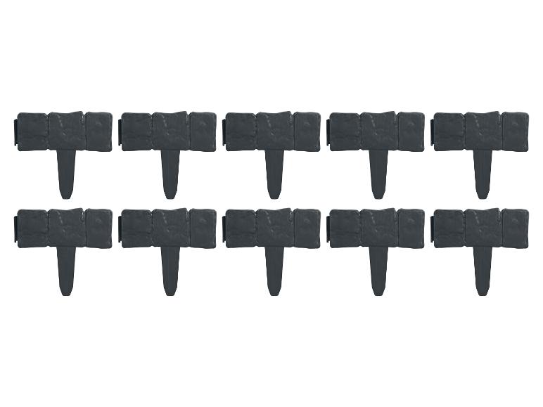 Zehn schwarze, steinfarbene Plastik-Gartenbegrenzungen.