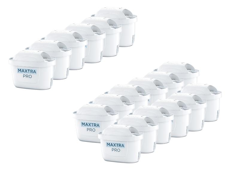 Mehrere Brita Maxtra Pro Wasserfilterkartuschen in zwei Gruppen angeordnet