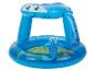 Blauer aufblasbarer Kinderpool mit Haifisch-Sonnendach und Meeresdekorationen.