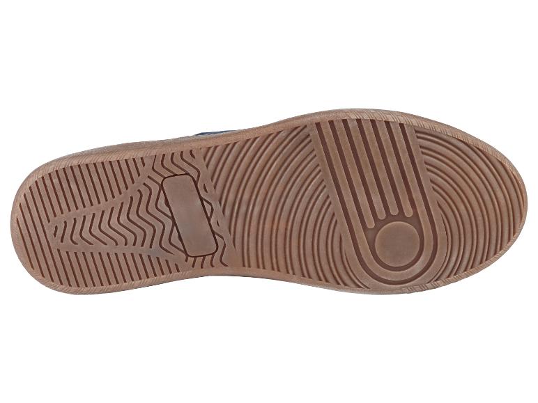 Die Sohle eines blauen Sneakers mit einem Gummimuster.