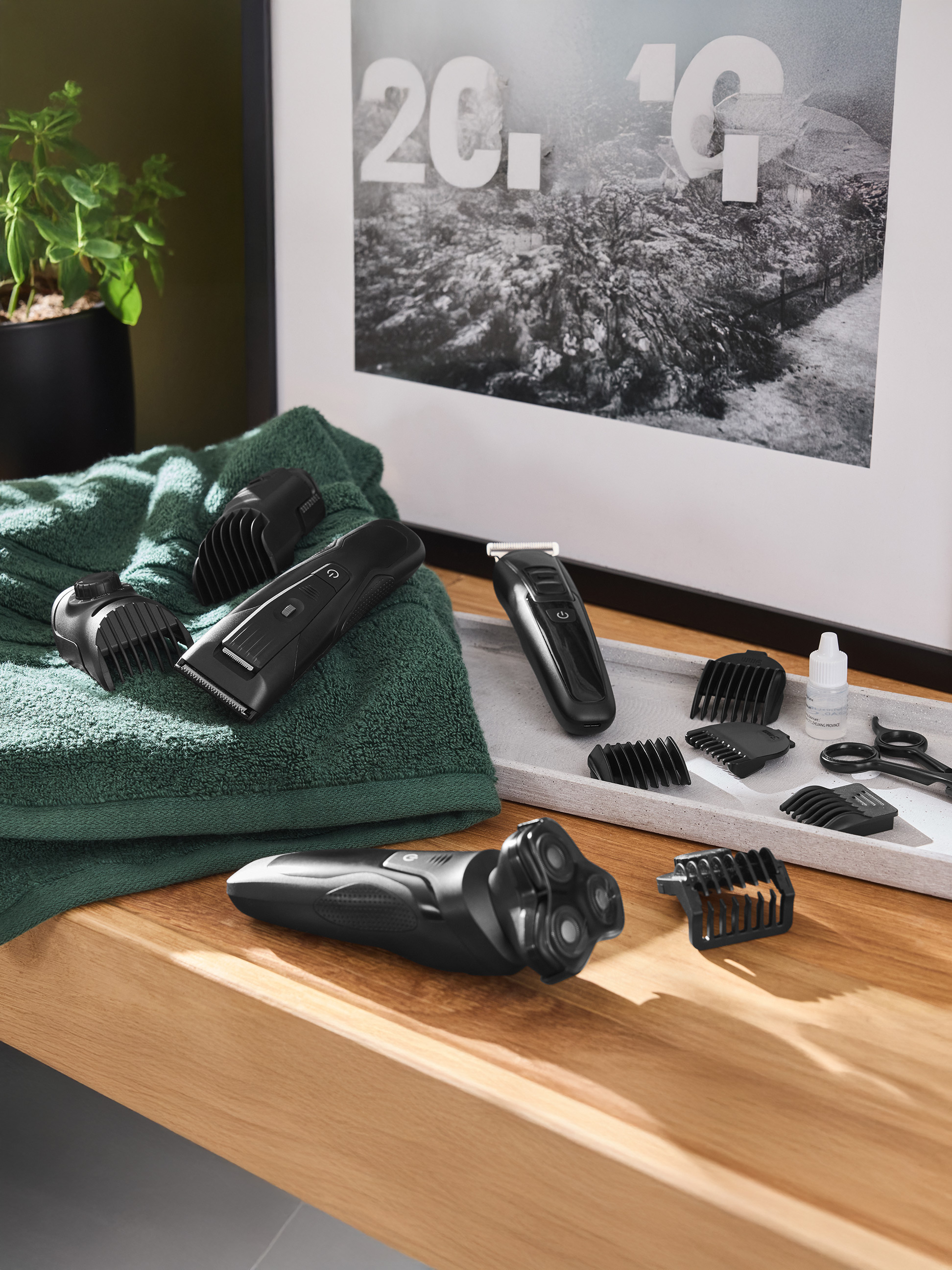 Haar- und Bartpflegeset mit Rasierer, Trimmer und Zubehör.