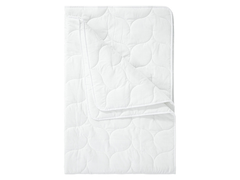 Weiße Bettdecke mit rundem Steppmuster