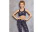 Eine Frau in einem Sport-BH und Leggings mit Druck.