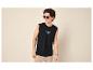 Herren-Tanktop in Schwarz mit „SUMMER VIBES OCEAN BREEZE“-Aufdruck und beiger Hose