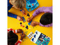 Kinder bauen mit bunten LEGO DOTS Kacheln.