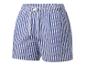 Blau-weiß gestreifte Shorts.