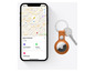 Ein Apple AirTag-Schlüsselanhänger mit Lederband und ein Telefon mit der App Find My.