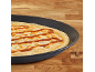 Pfannkuchen mit Karamellsirup in einer schwarzen Pfanne, auf einem Holztisch.