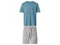 Herren-Pyjama-Set mit blauem T-Shirt und grauen Shorts, bedruckt mit „Life is better in pyjamas“.