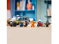Polizeifahrzeug, Motorrad und Spielfiguren auf einem Holztisch.