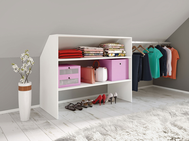 Weißer Kleiderschrank mit Kleidung, Schuhen und Accessoires.