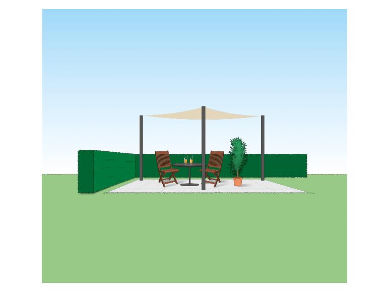 Eine Terrasse mit Gartenmöbeln, einem Sonnensegel und einer Hecke in einem Garten.