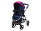 Ein dunkelblauer Kinderwagen mit rosa Akzenten.