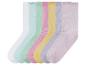 Sechs Paar pastellfarbene Socken mit Rüschen.