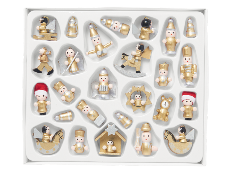 Set aus hölzernen Weihnachtsbaumschmuck, darunter Engel, Nussknacker und Schaukelpferde, in Gold und Silber.