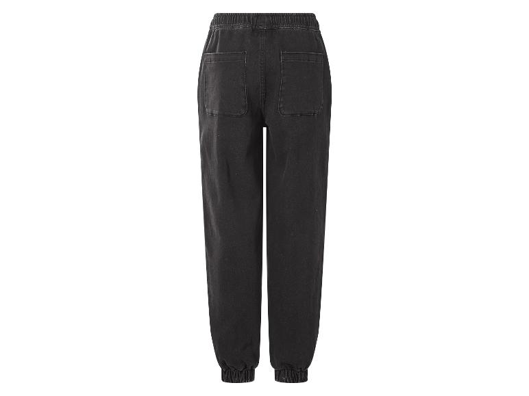 Schwarze, lässige Jogginghose mit elastischem Bund und Gesäßtaschen.