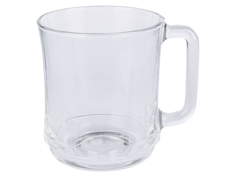 Eine transparente Glas-Tasse mit Henkel.