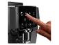Finger tippt auf den Touchscreen einer De'Longhi Kaffeemaschine und wählt Espresso.