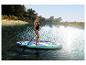 Frau beim Stand-Up-Paddling auf einem See, mit Text „10'4' ALLROUND“ auf dem Board.